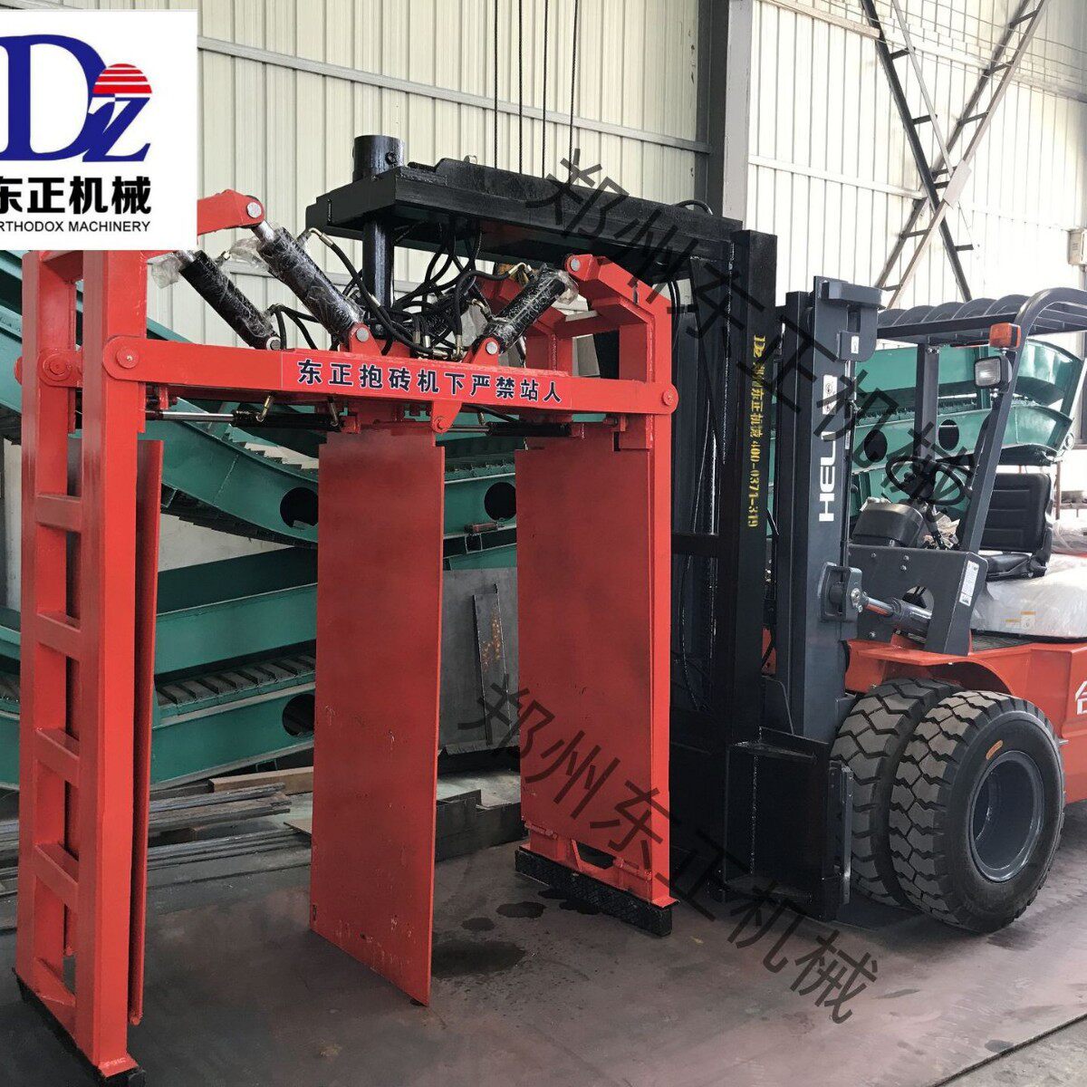叉车加装抱砖夹现货直供新型建材搬运装卸设备规模生产手动液压