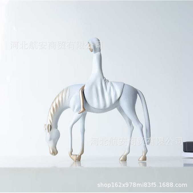 现代简约创树意脂人骑马摆件样板房家居桌架电视书WGQ柜面书架饰