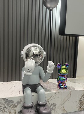 网红宇航员坐姿客厅落地摆件玄关电视柜太空人拿气球创意可爱装饰