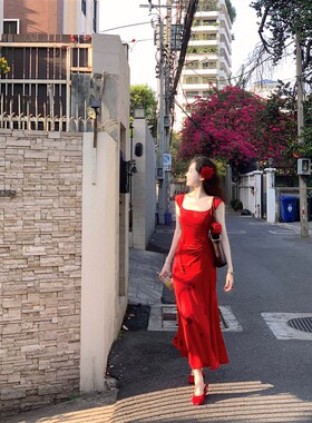 吃绿色菜【清迈红玫瑰】鱼尾茶歇法式红色方领背心吊带裙女度假裙
