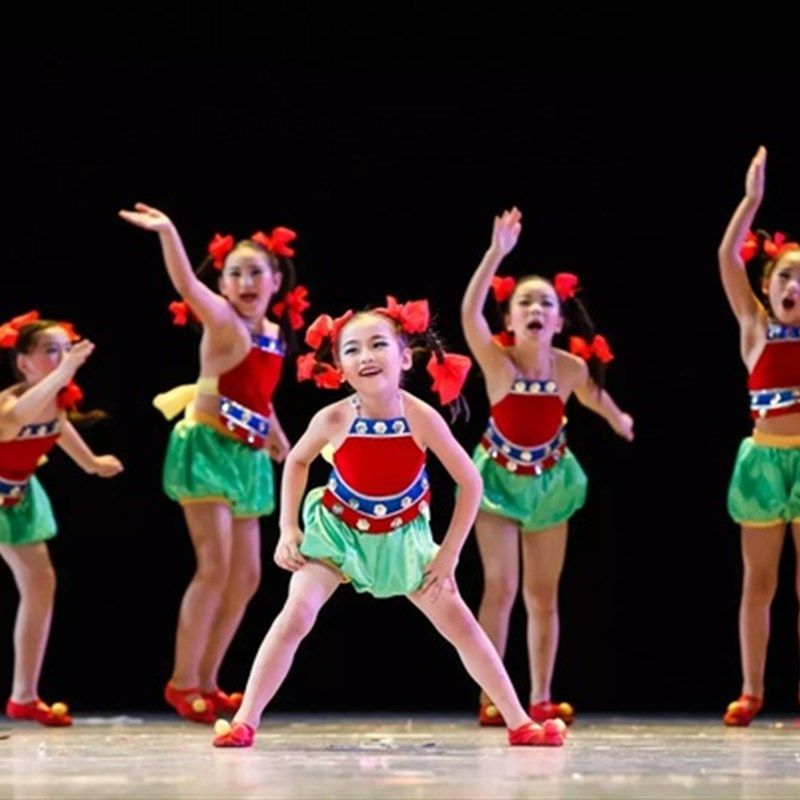 六一儿童拍拍手舞蹈演出服幼儿园男女童红肚兜可爱娃娃喜庆秧歌服