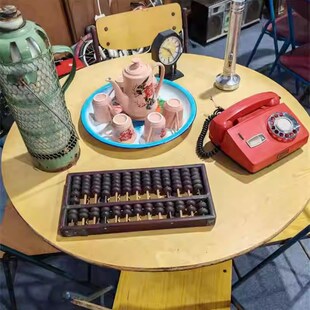 民俗怀旧老物件7080年代电话机算盘桌椅复古收藏摆件装饰道具展览