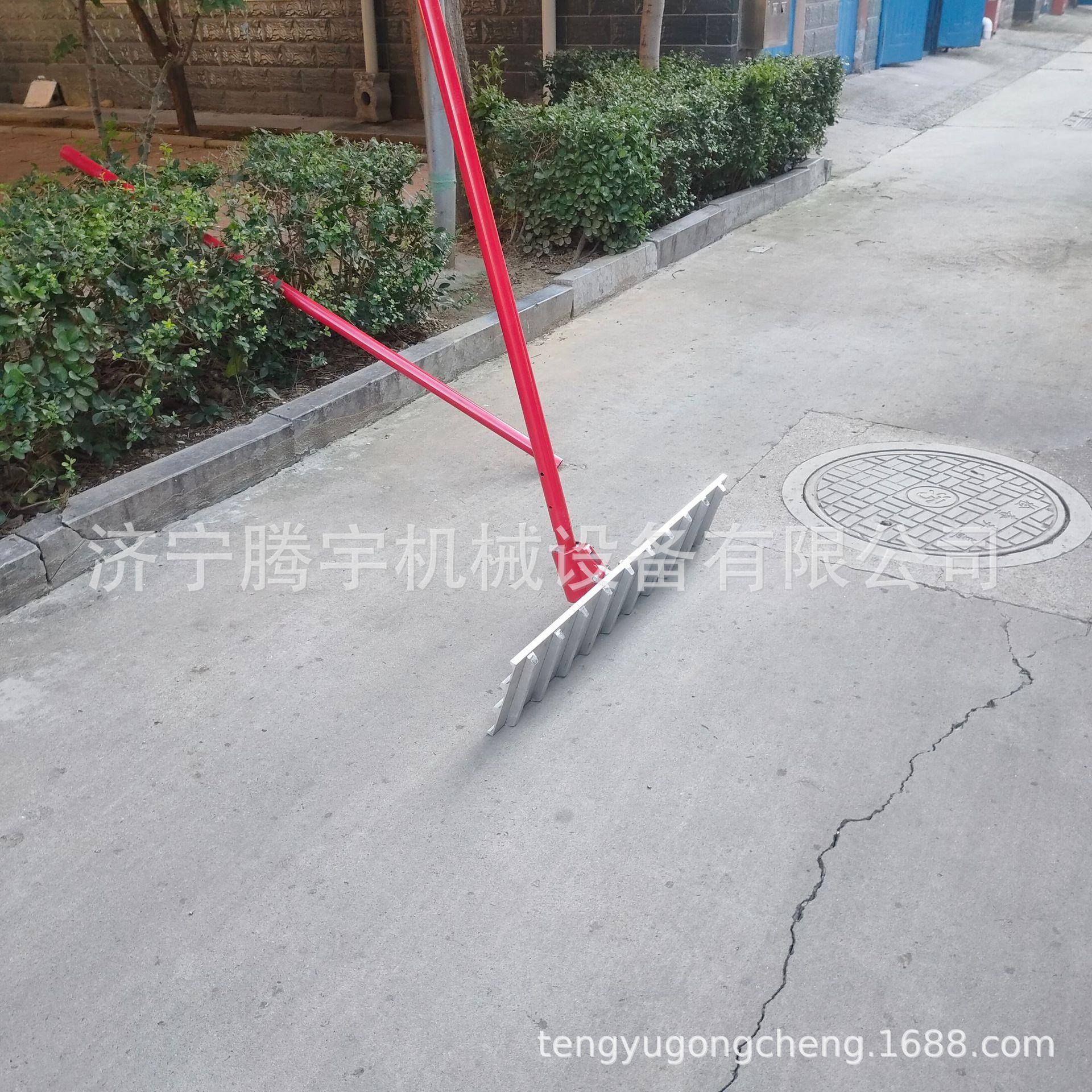 现浇牛场地面现拉片槽机图牛家654场大耙子厂牛舍浇开槽机操作视