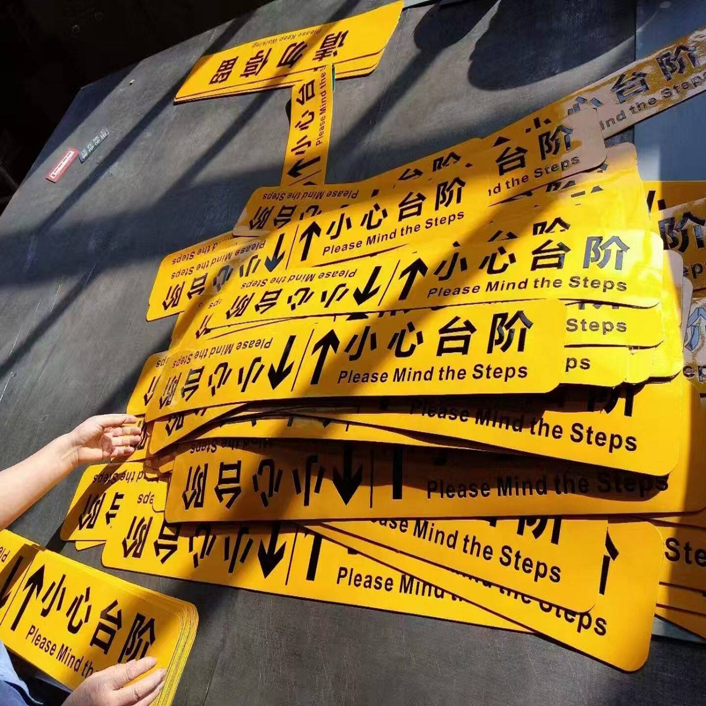 定制橡胶地面走向牌燃气管道标识牌带背胶反光地贴不锈钢电缆标牌