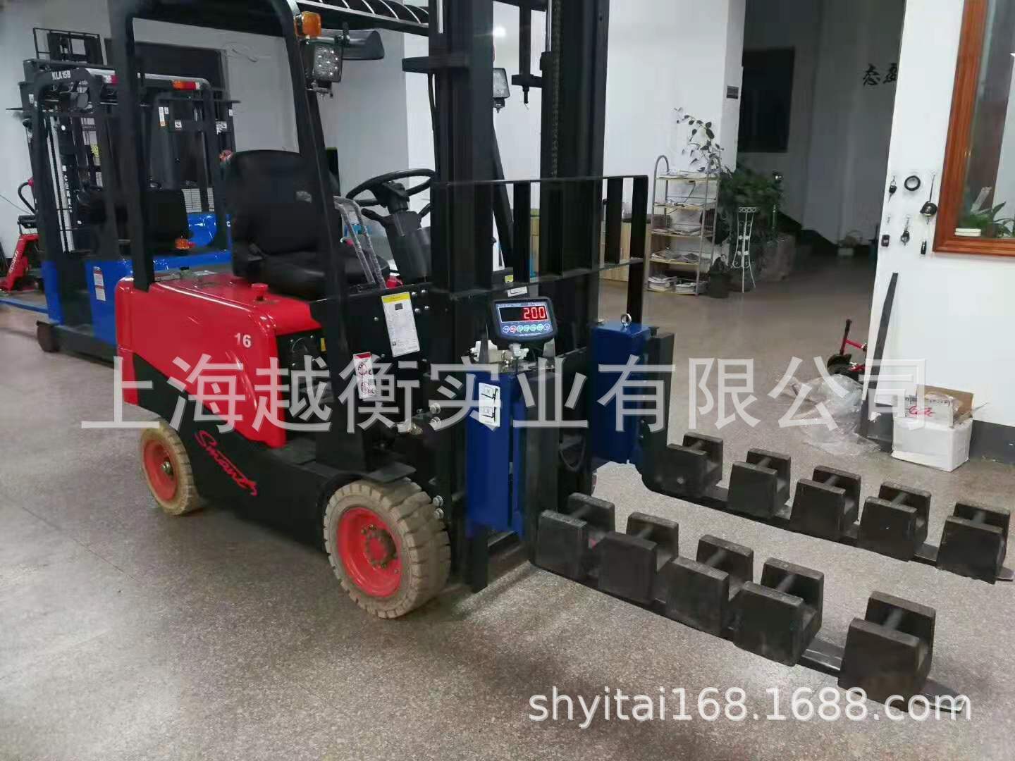 哪里卖燃油叉车电子秤的 内燃机改制叉车称2000KG内燃叉车改装磅