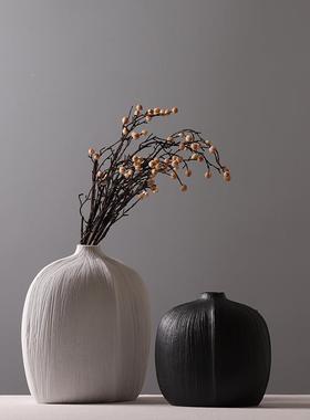 北欧简厅约TWR刮痕陶瓷花瓶客插花扁瓶桌装板饰品摆面件黑白色样