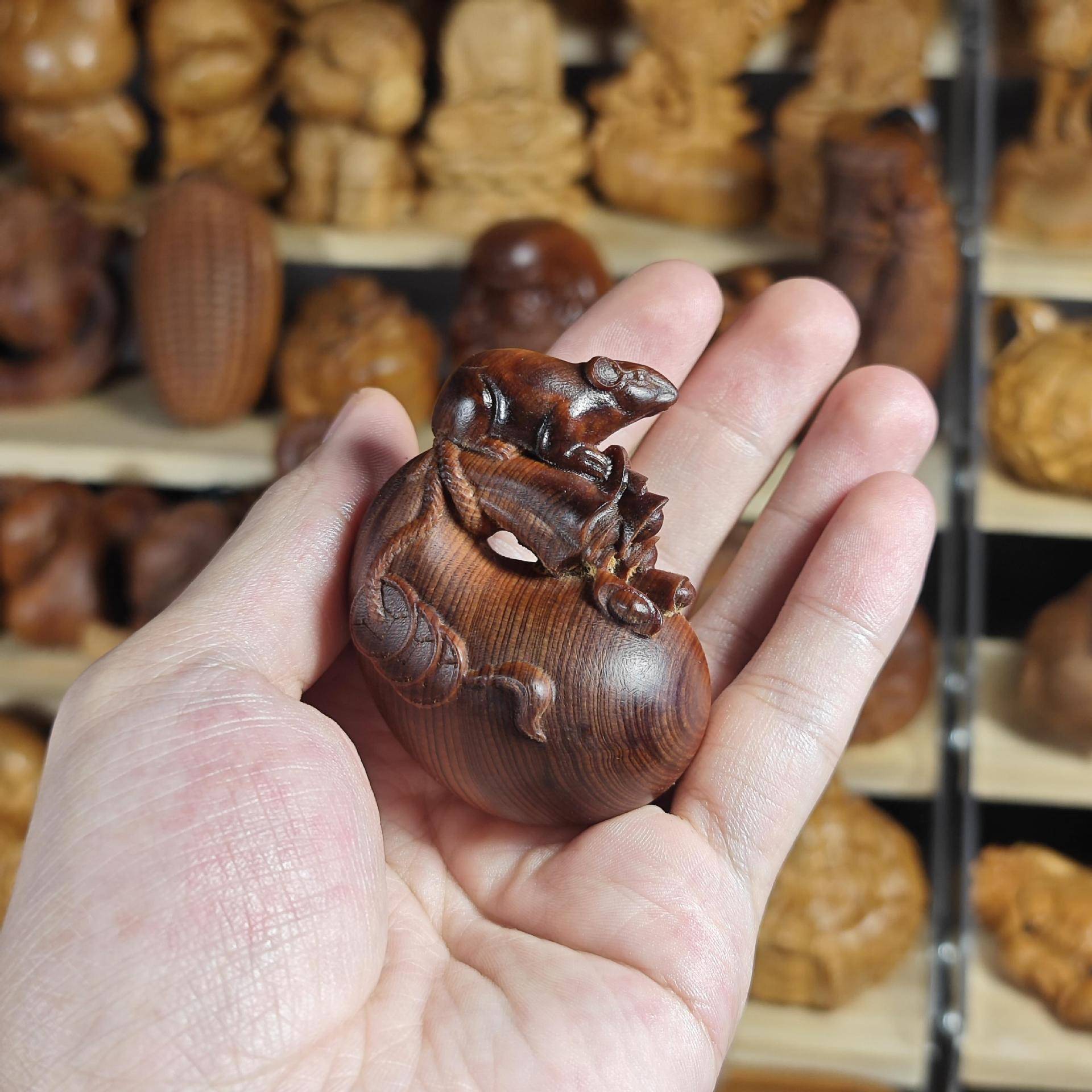 崖柏木雕老鼠手把件高油实木文玩代代鼠钱太行陈化红油料木雕钱袋