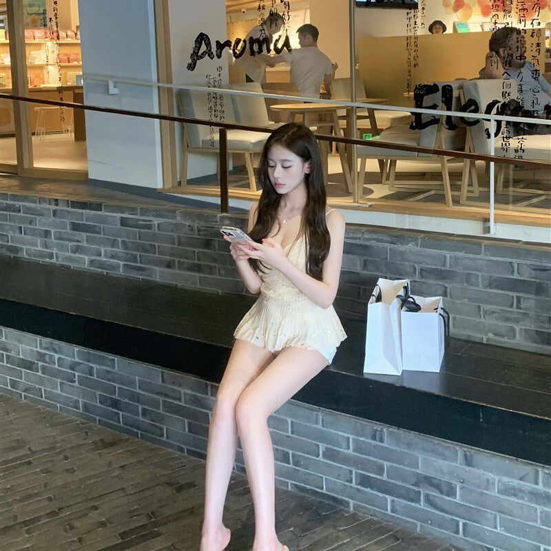 *玉软花柔*ch1o*e中古款绣花吊带上衣