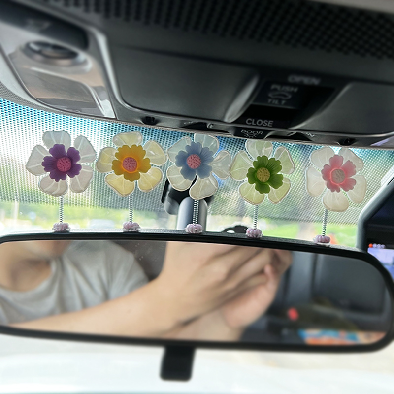 车载摇头小花瓣摆件仪表台车上内饰可爱兔装饰品汽车用品大全网红