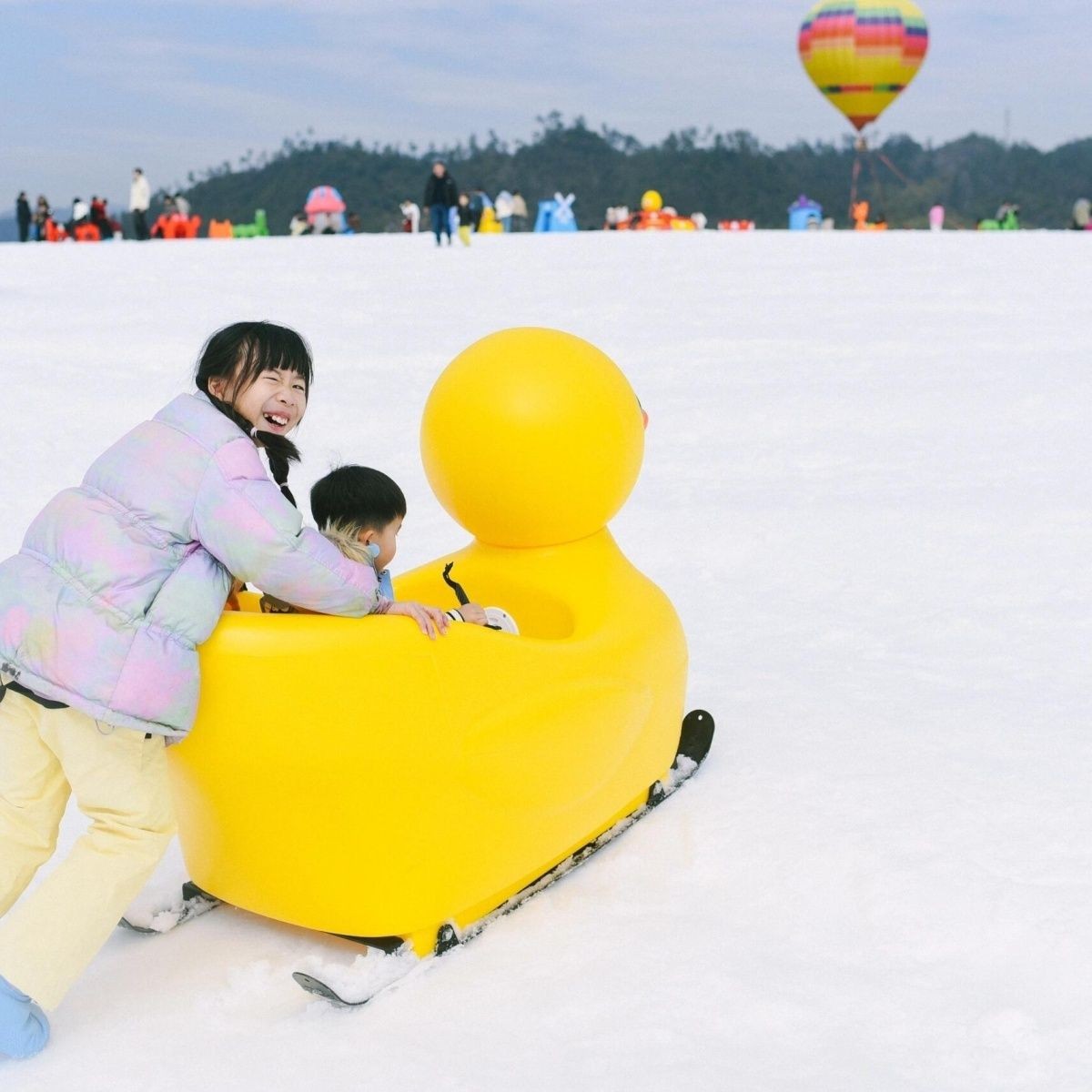 厂家直销新款大黄鸭滑雪车冰上乐园冬季冰雪用品冰上爬犁