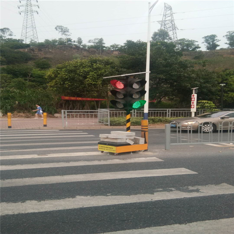 移动太阳能交通临时红绿灯