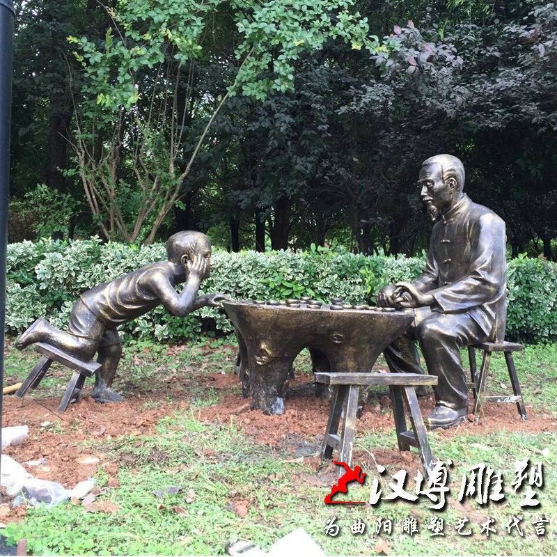 玻璃钢仿铜人物雕塑爷孙俩公园下棋雕塑民俗小品雕塑户外园林景观