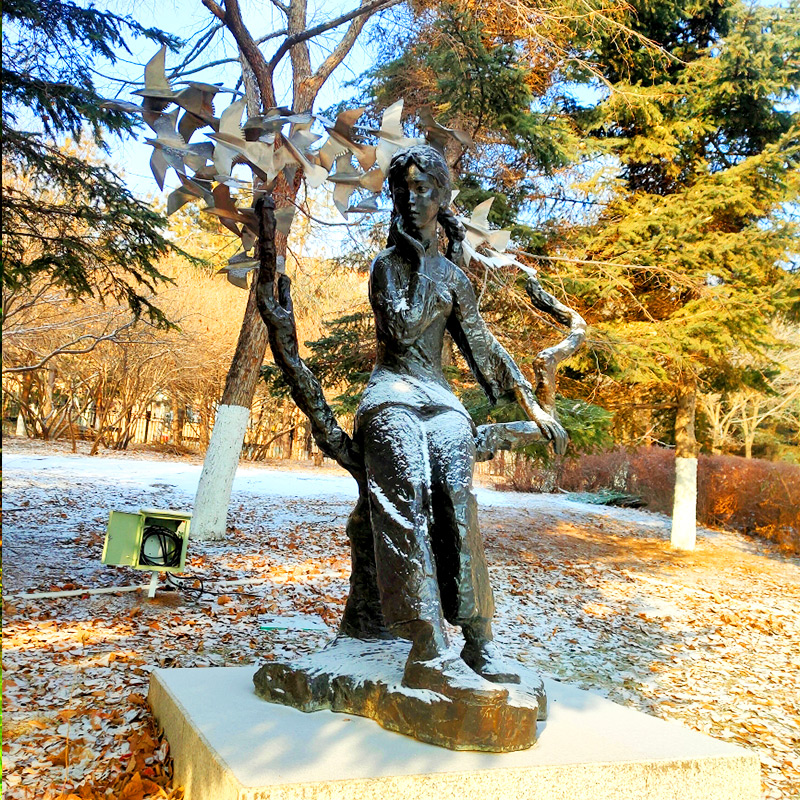 户外景观不锈钢春天的女孩主题雕塑大型镜面抽象镂空金属创意城市