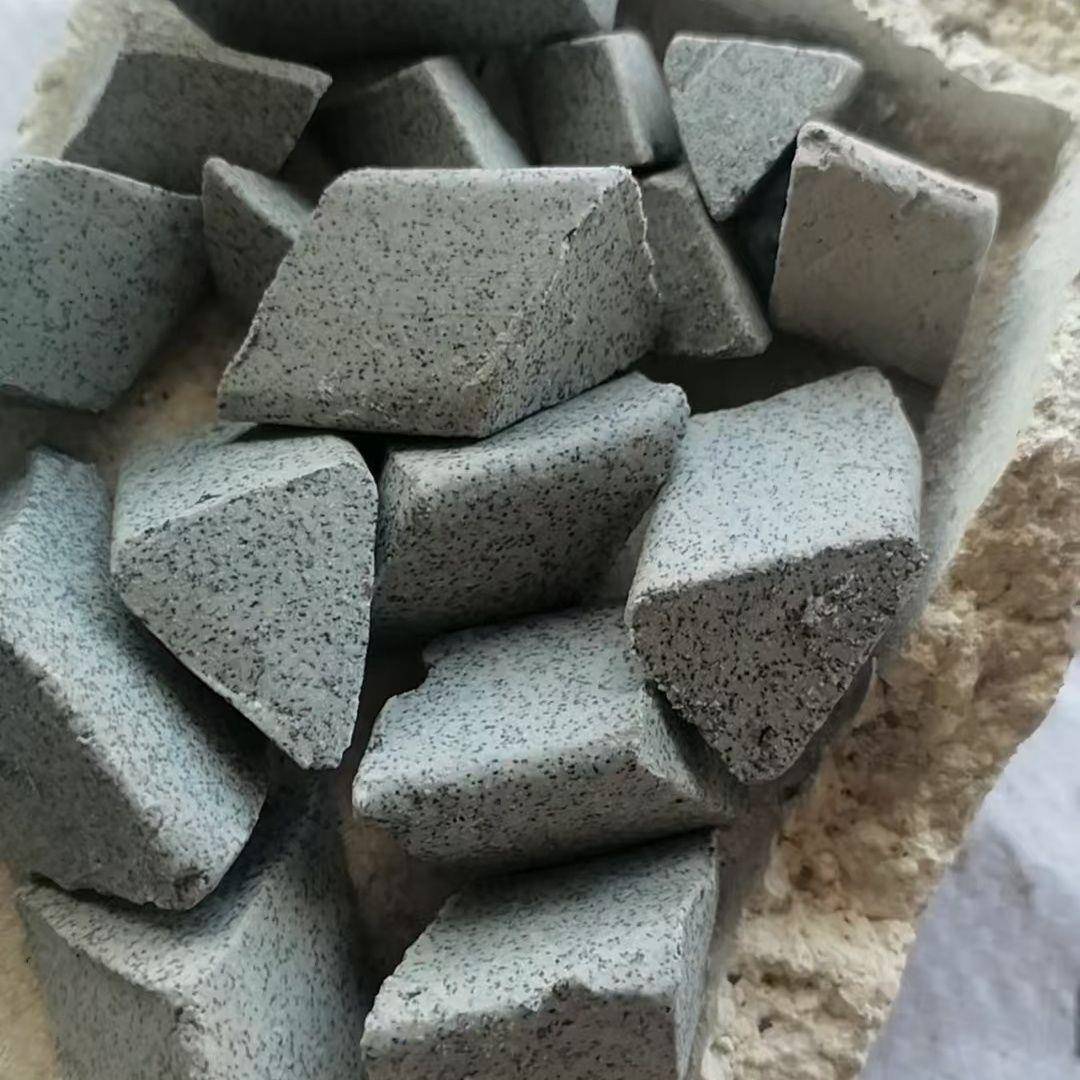 石粗氧磨棕刚玉斜三角粗抛研磨抛磨块抛磨料去毛刺光飞边化皮COD