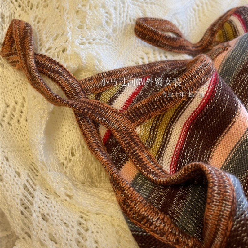 怎么拍都好看,夏日氛围感~!S*T法式彩虹条度假风针织吊带连衣裙