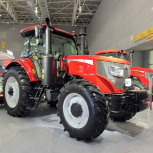 东方红LMA2004农用四驱柴油轮式旋耕施肥耕地机械​出口拖拉机