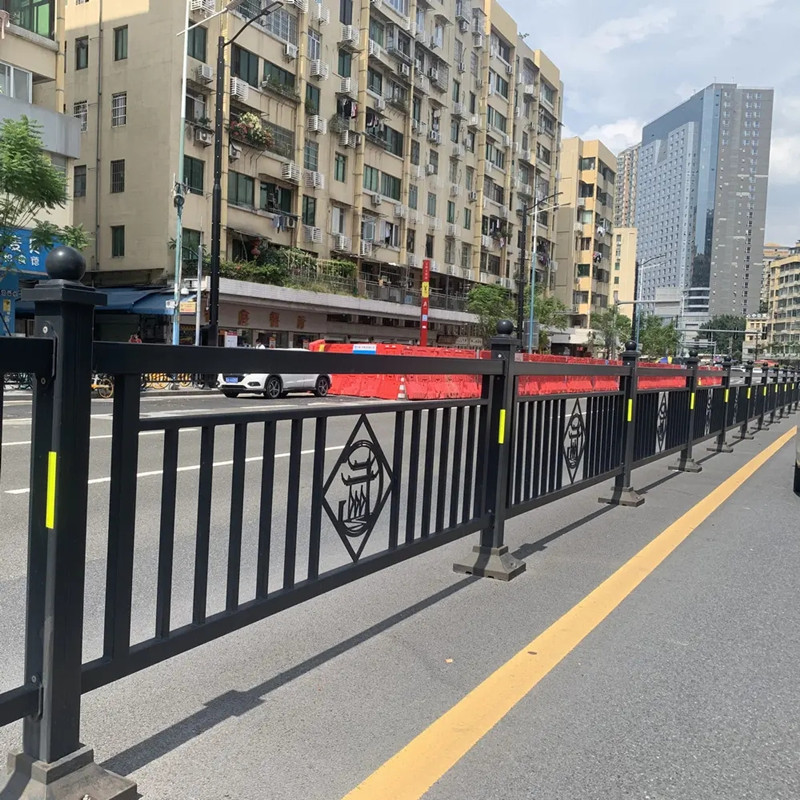 苏州锌钢道路护栏交通设施市政栏杆机非人行隔离围栏人车分流栅栏