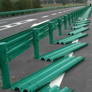 高速公路二波三波形护栏 省道国道喷塑镀锌防撞波形梁钢护栏厂家