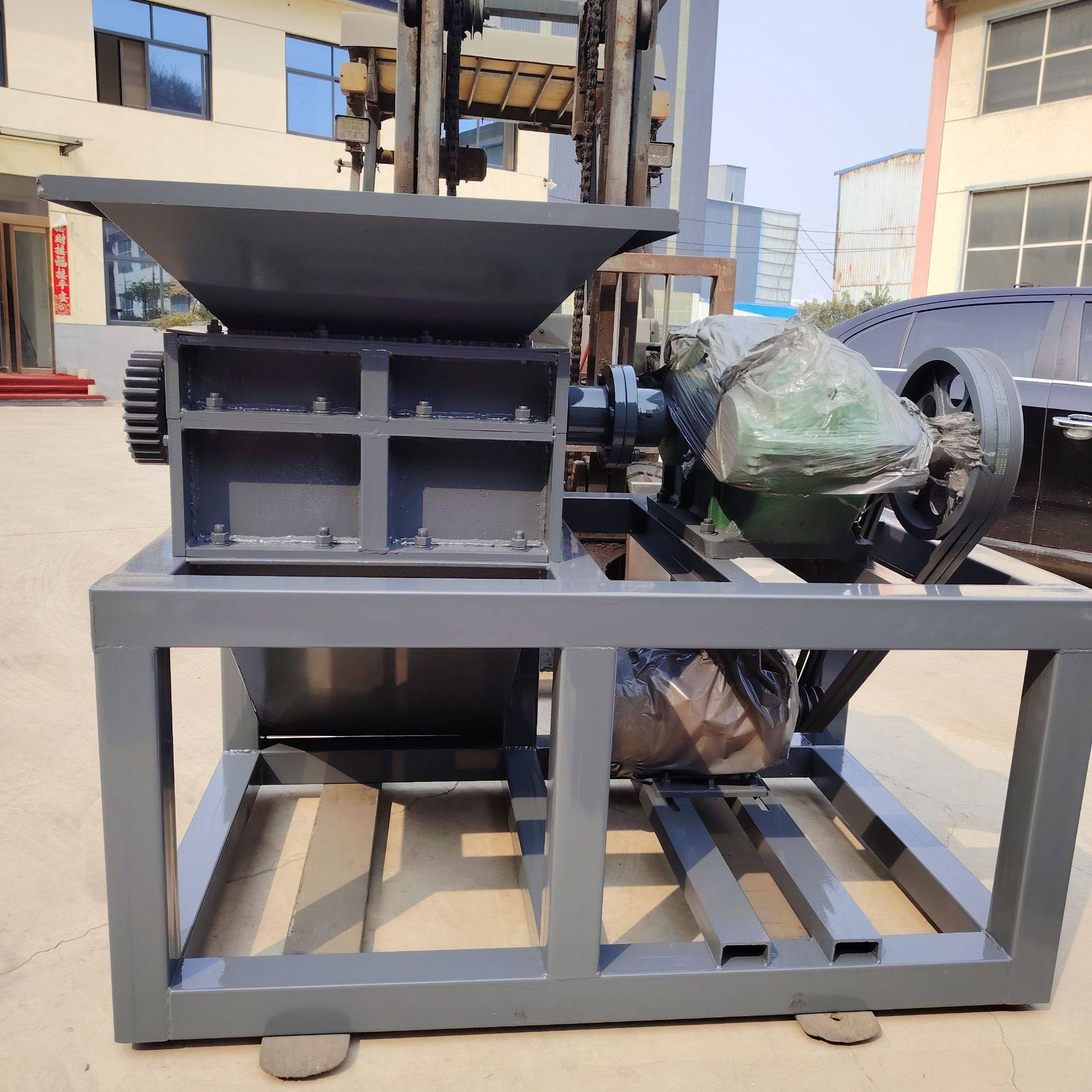 汽车外壳架子发动机保险杠座椅内饰轮胎破碎机 整个汽车撕碎机