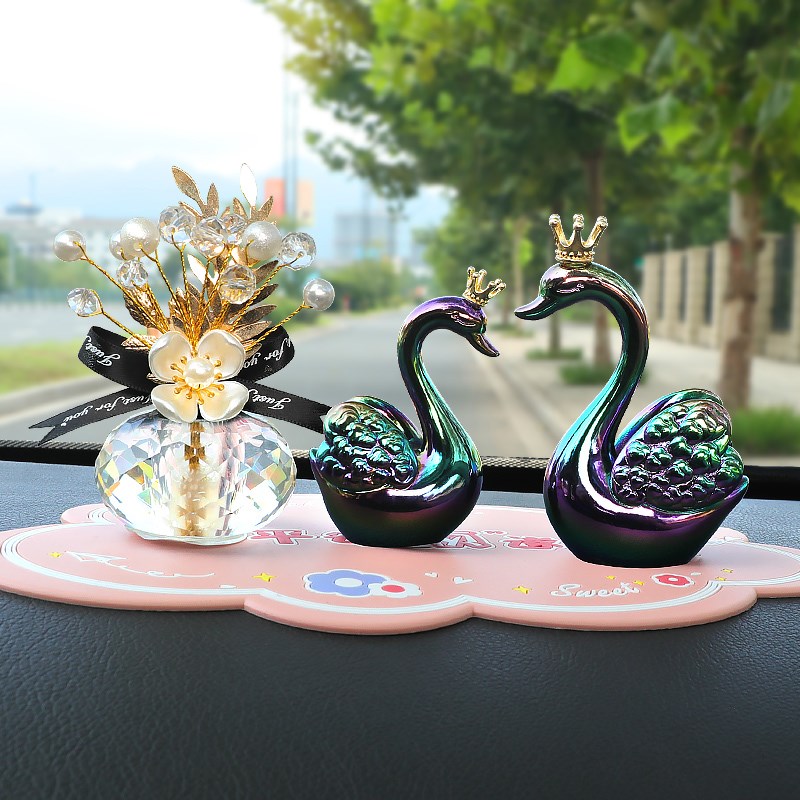 炫酷黑天鹅汽车摆件高档创意车载车内饰品女神款车上中控台装饰品