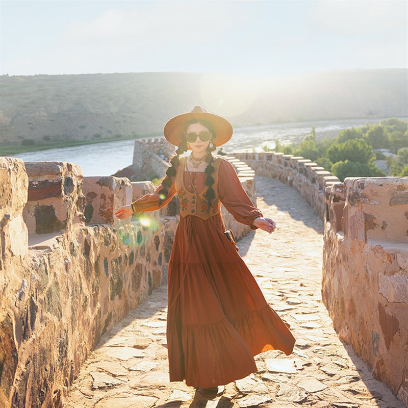 理想三旬女装秋装新款波西米亚复古焦糖色系带收腰大裙摆蛋糕裙长