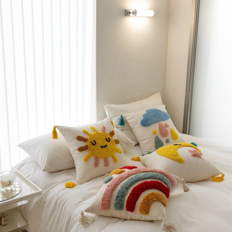 美茉家居新款儿童簇绒绣流苏抱枕卡通刺绣云朵彩虹星星靠
