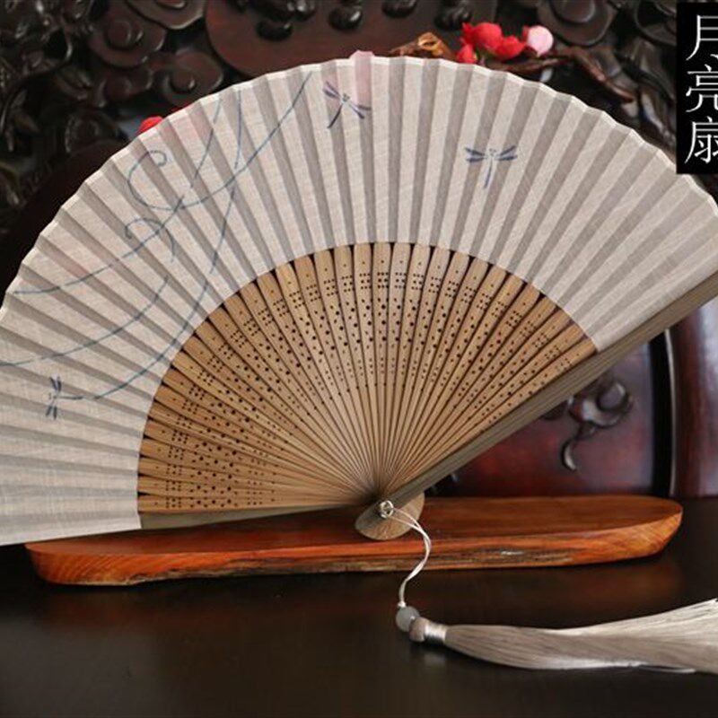 月亮扇高档7寸女扇男扇复古风折扇棉麻布扇夏季日用扇蜻蜓飞舞
