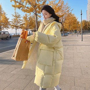 今年流行奶黄色羽绒服女冬2024新款爆款90白鸭绒奶呼呼中长款外套