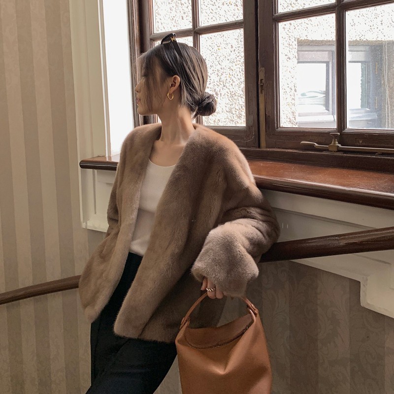 2024冬新款宽松水貂绒外衣女年轻款v领仿皮草小香风短款外套大衣