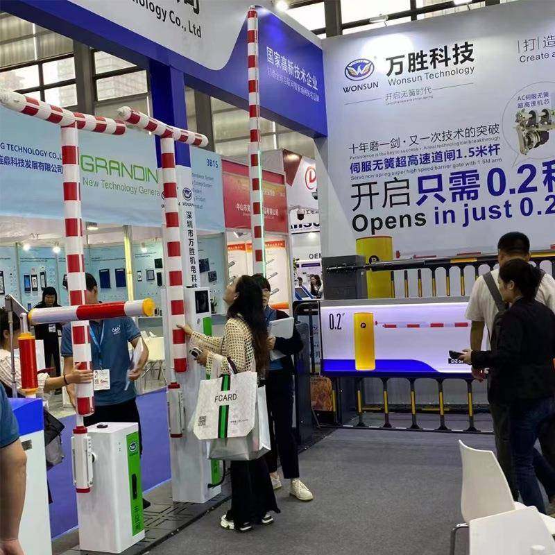 万胜品充气充气道闸杆厂家停配车场栏杆T字道型车位充新气闸杆件