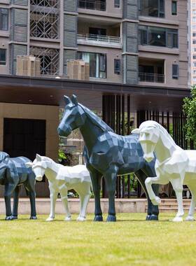户外园雕几林景观玻塑璃钢何白马仿真UIK动物模型小区草坪装饰大