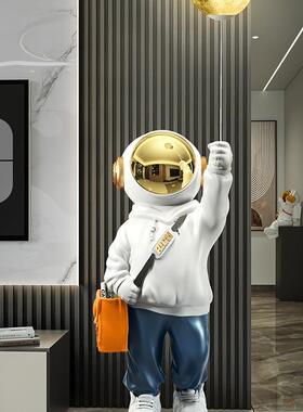 宇航员客厅装饰品摆件轻奢太空人灯电玄F97H8M7T关视旁地乔迁柜新