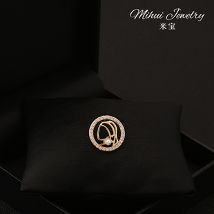 戴珍珠耳环的少女配饰领针领口防走光小扣针西装开衫迷你珍珠胸针