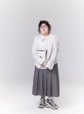 老章和小胖PONGKIKI大码灰色半身裙春季胖mm宽松高腰松紧百褶裙子