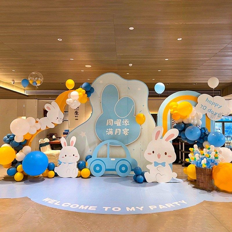可爱卡通兔宝宝男孩百天满月酒定制蓝色背景周岁宴气球链餐厅装扮