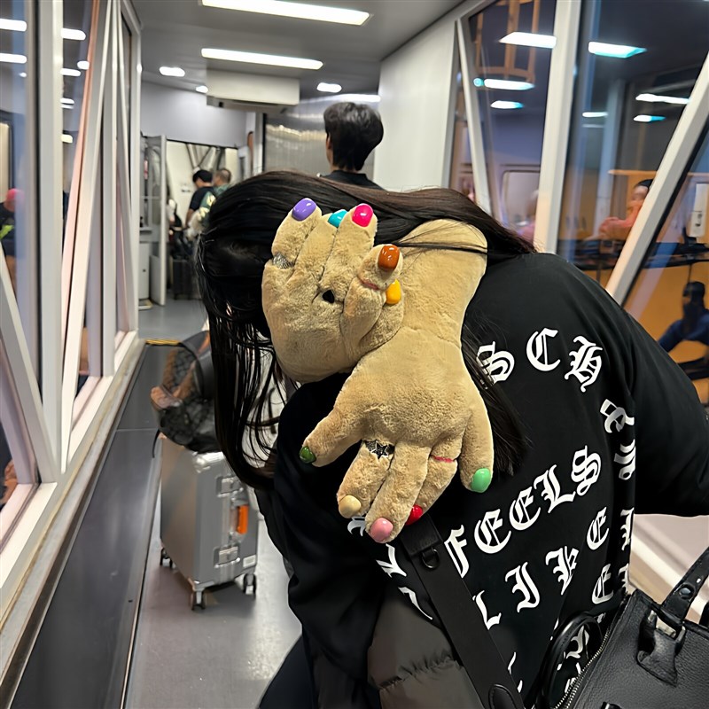 旅行出差飞机护颈u型枕创意毛绒抱枕搞怪手指u型枕头十指相扣玩偶