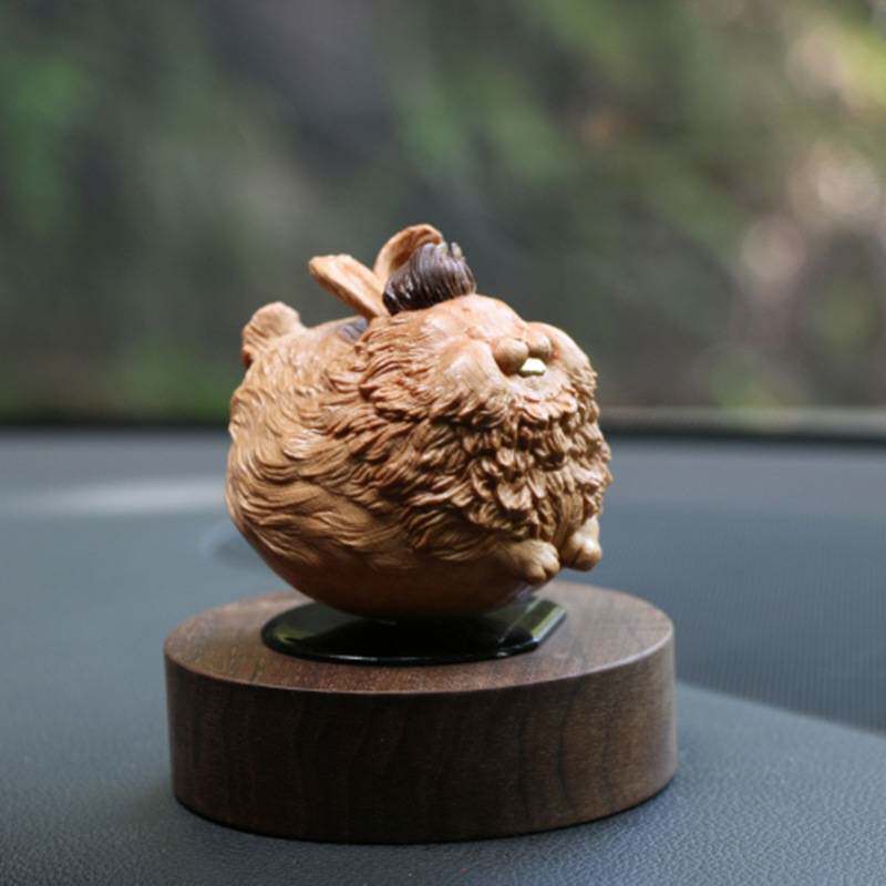 太阳能自动旋转创意汽车摆件黄杨木雕十二生肖少年兔车载招财饰品