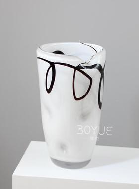 现简约高档创意缠璃板纹白色手工琉花瓶代入户门玄关样OFR间酒店