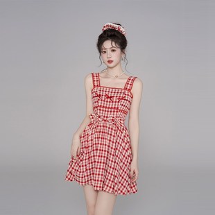 学院风红色格子背带连衣裙女夏季高级感甜美风小个子俏皮绝美裙子