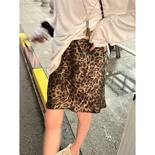 45度斜裁 简约半身裙 豹纹印花彩膜特烫工艺