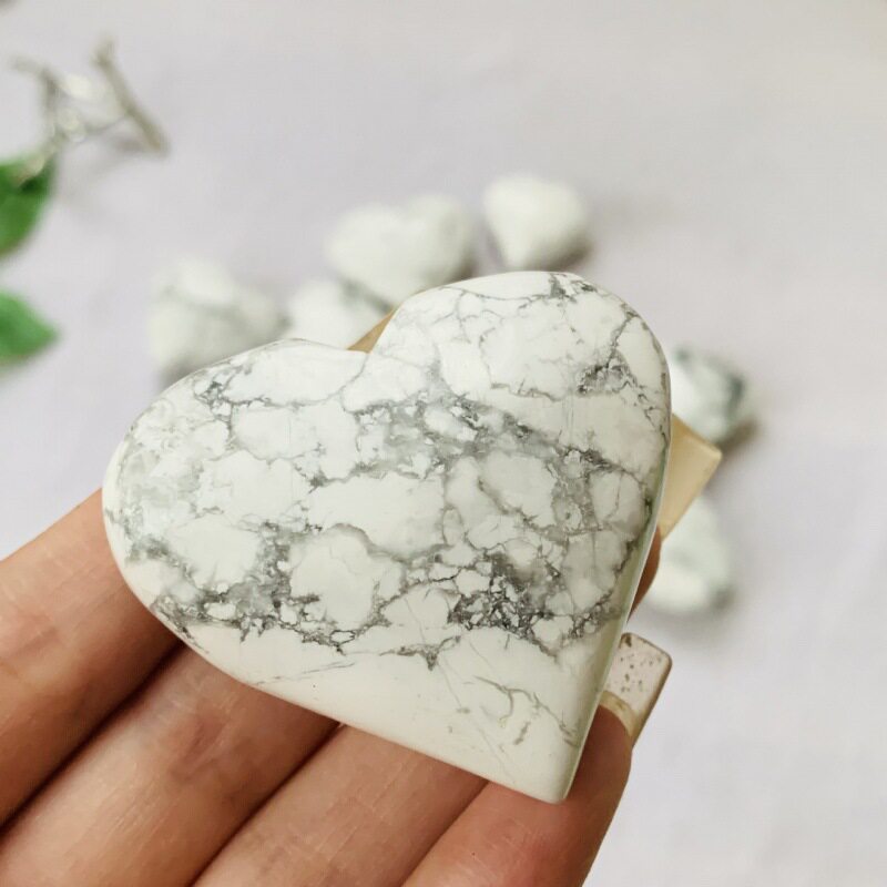 天然白松石爱心把玩石摆件
