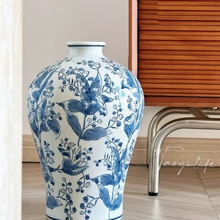 手绘铃兰浅蓝白陶瓷梅花瓶新中国风入口电视柜干枝和绿色植物挂钟