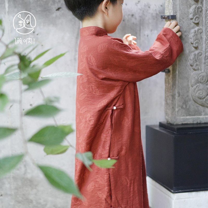 满呐2024秋冬新品中式民国男童复古长衫红色树叶暗纹雅致长袖衬衣