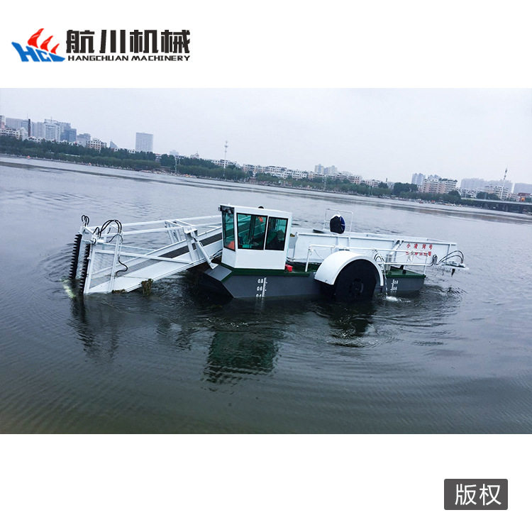 江面漂浮树枝垃圾打捞清漂船