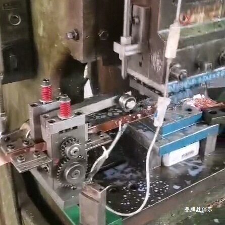 驰能冲床插针定位跳步模具小型滚轮送料机拉料器带放松装置