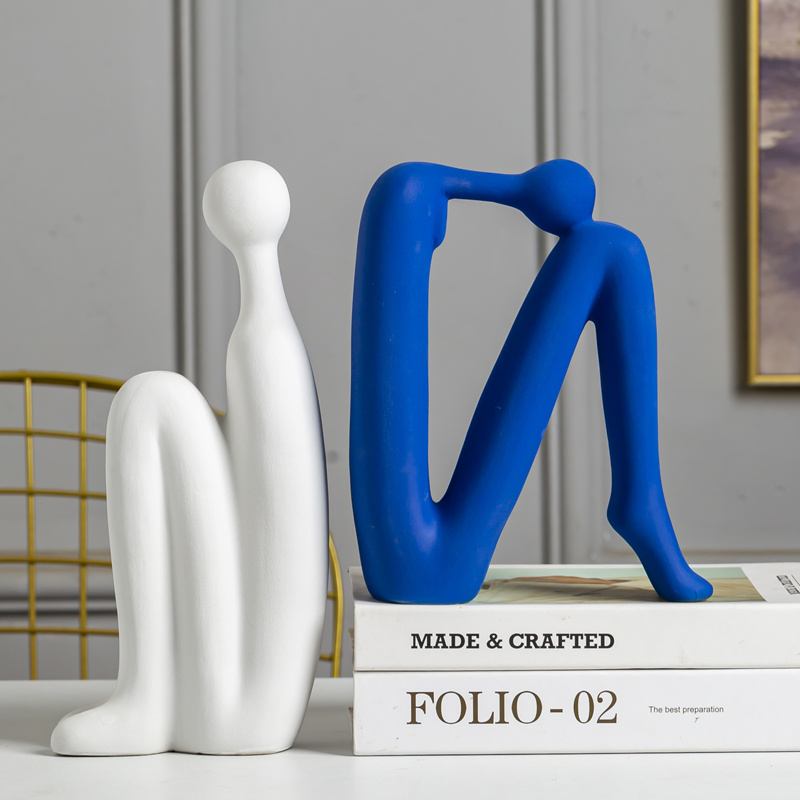 克莱因蓝陶瓷人物书靠摆件样板房客厅展示柜创意书立摆设家居饰品