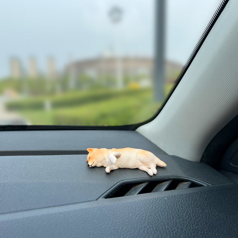 躺平可爱小狗汽车中控台窗边摆件治愈系狗狗公仔车载用品创意装饰