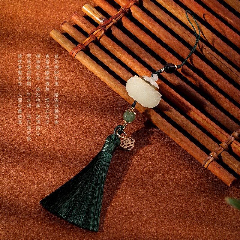 汽车后视镜挂件车载香薰片挂饰车内香水夜光莲花男女迷你古风吊坠