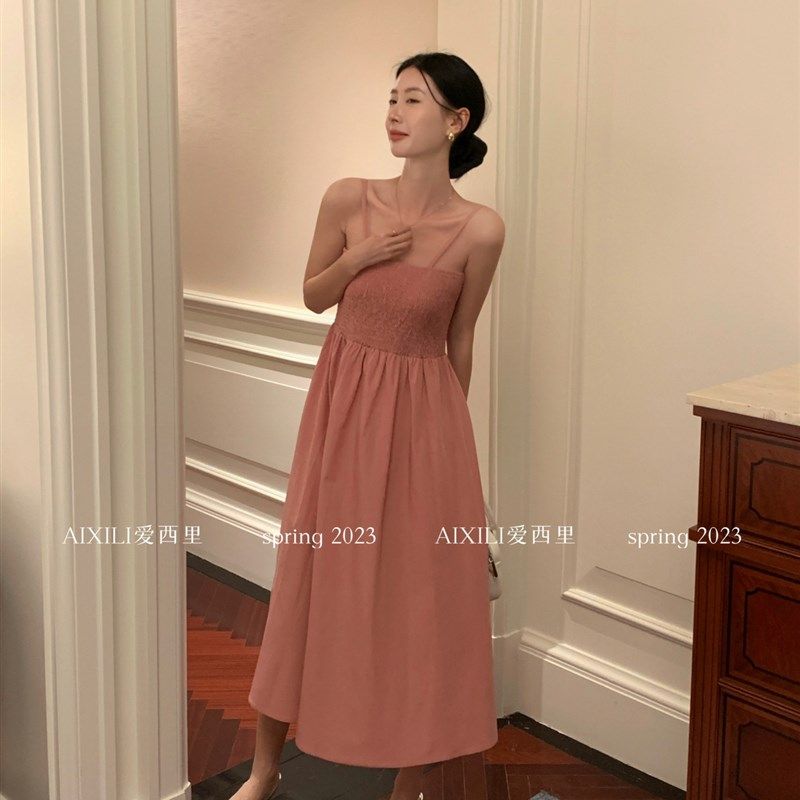 爱西里法式温柔吊带连衣裙女2024夏季新款小众修身压褶设计感裙子