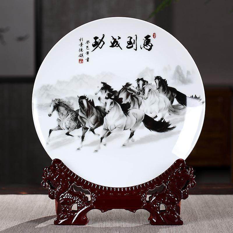 新款镇八骏马图陶瓷坐盘摆盘电视背景墙装饰摆件青花瓷家饰